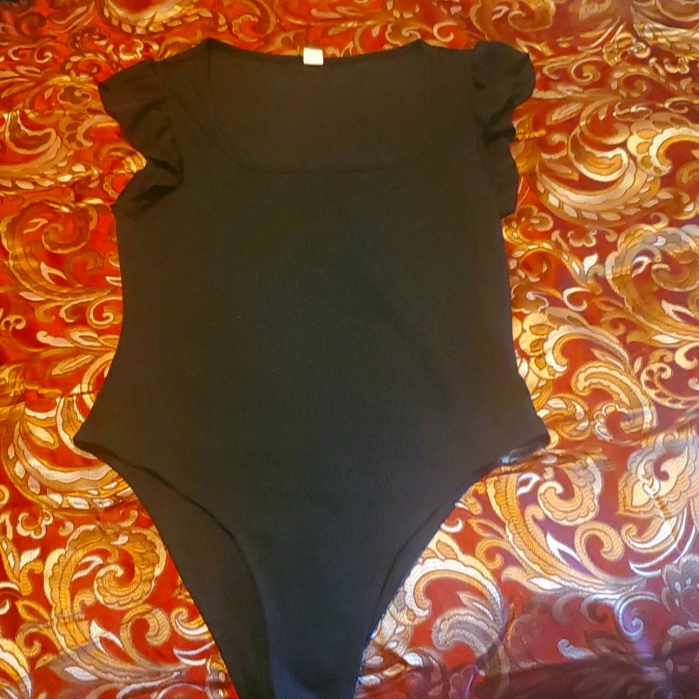 Like new black bodysuit with ruffle-y sleeves size M